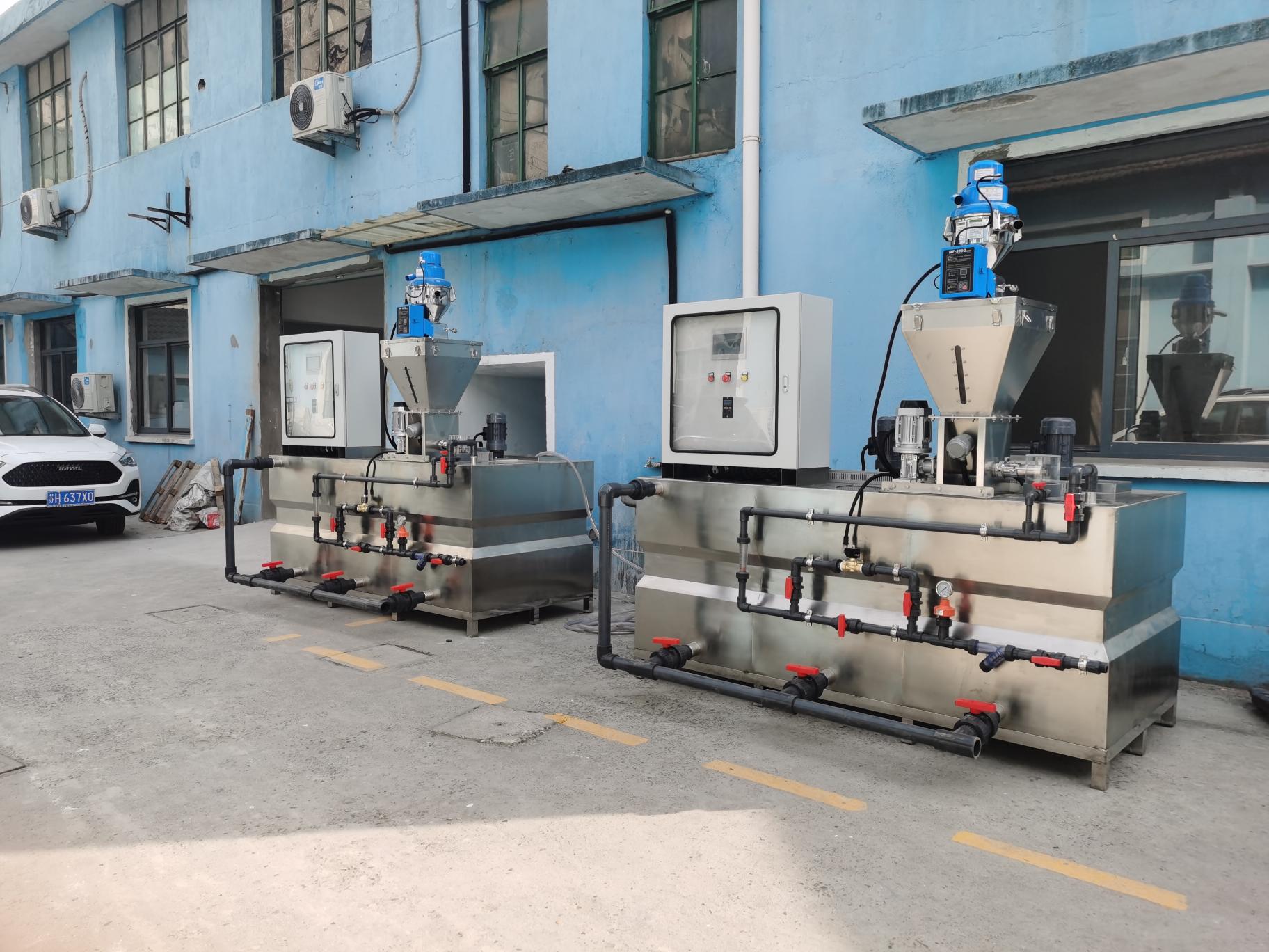 本機小巧玲瓏，主要由1、電控系統，2、料斗，3、定量干粉投加器，  4、攪拌機，5、溶液箱，6、排空系統，7、給水系統組成